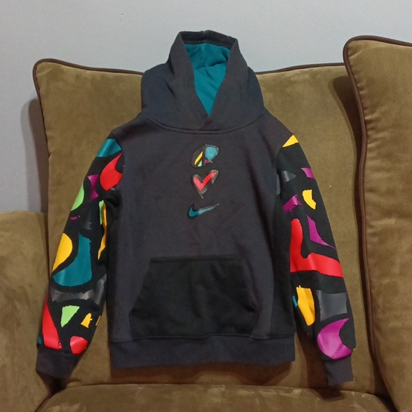 Nike boys multi color hoodie has patches that feel like leather. - Picture 7 of 17